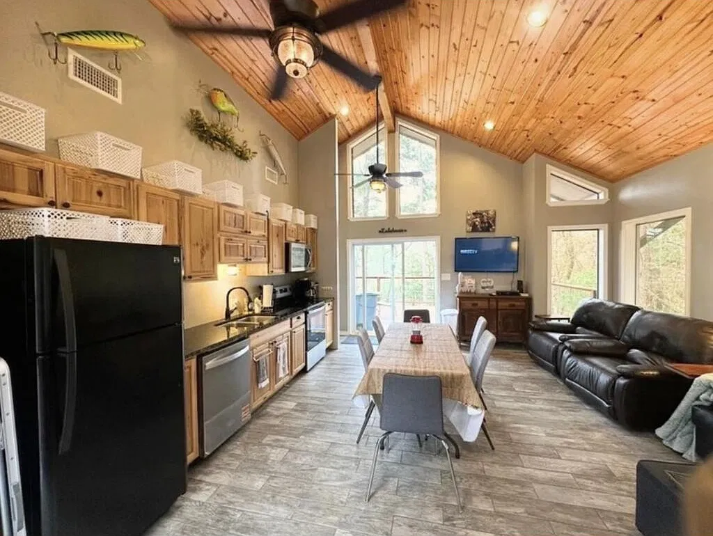 3 bed, 1392 sqft, $3,200 — Photo 2