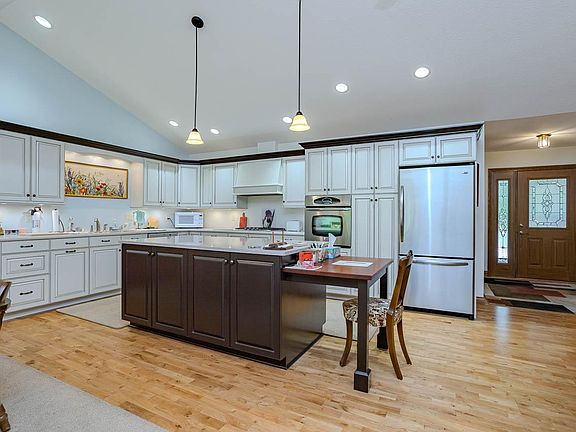 2nd image of 526 Martin Ln #A