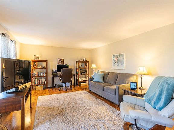 3rd image of 6582 Glen School Cir