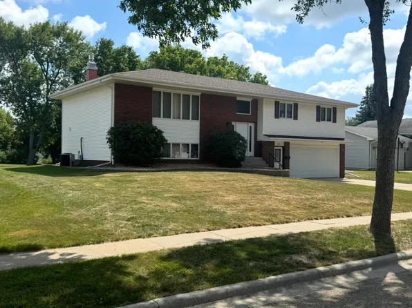 211 22nd Ave NE, Aberdeen, SD 57401