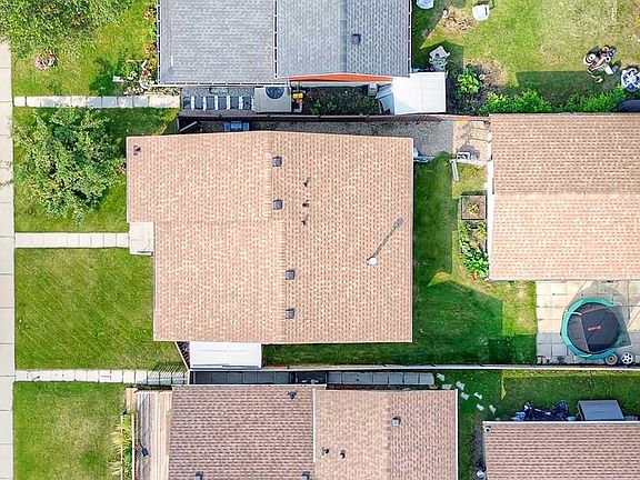 3rd image of 40 Rivervalley Cres SE