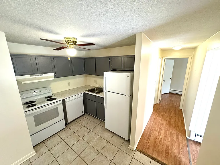50L English Village Rd #201 — Photo 2