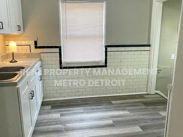 16210 Ferguson St — Photo 6