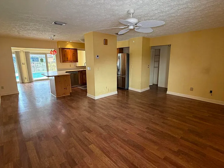 542 NW La Brea Ave — Photo 3