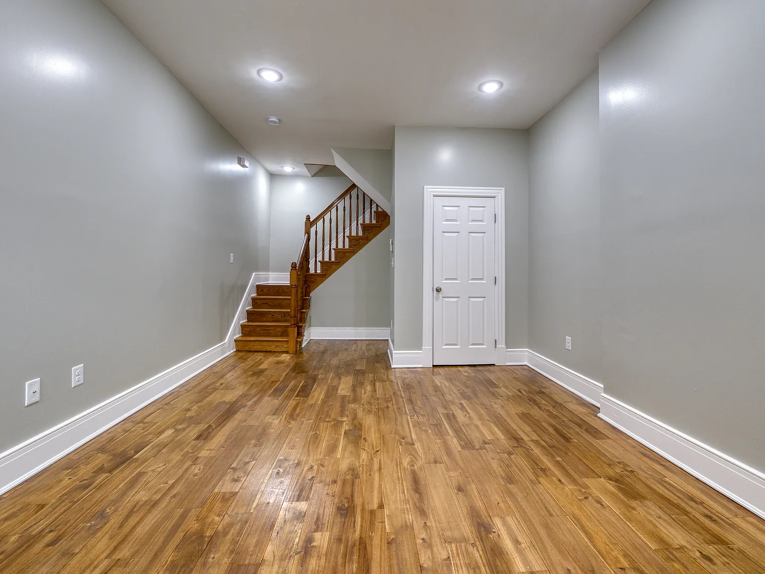 6 bed, 3.5 bath, 2252 sqft, $2,995 — Photo 3