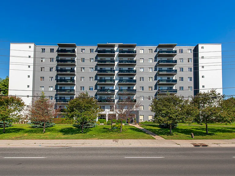 1301 Dundas St W — Photo 4