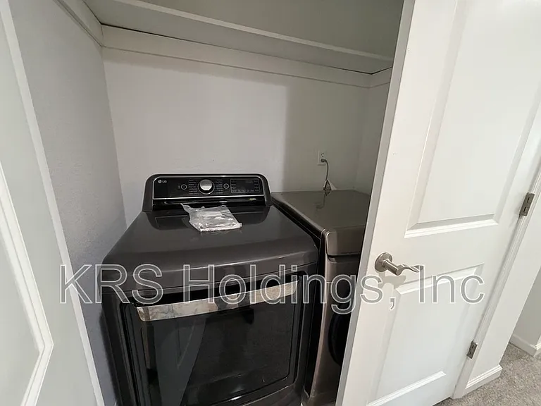 1010 Joyce St — Photo 14