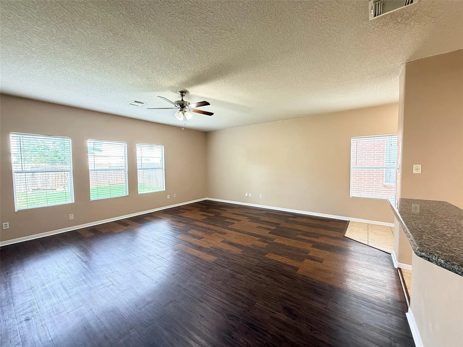 5 bed, 2.5 bath, 2695 sqft, $2,295 — Photo 4