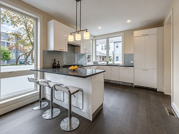 4th image of 94 Parsons St