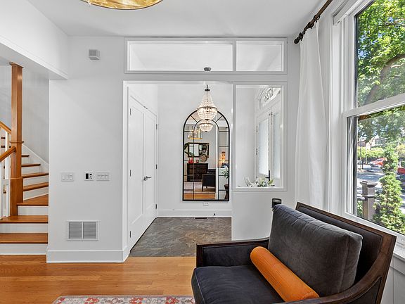 3rd image of 1728 N Hudson Ave