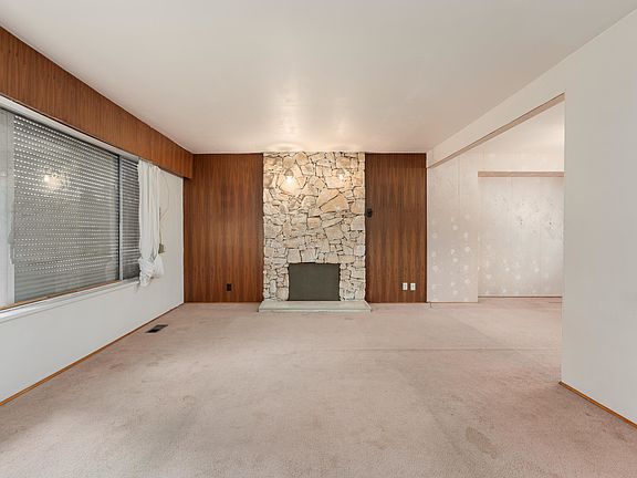 3rd image of 4561 Manor St