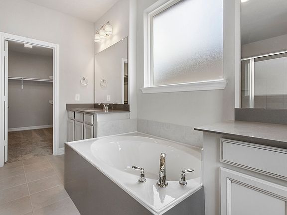 Lakeshore at Towne Lake - Nicola Interior Image 5
