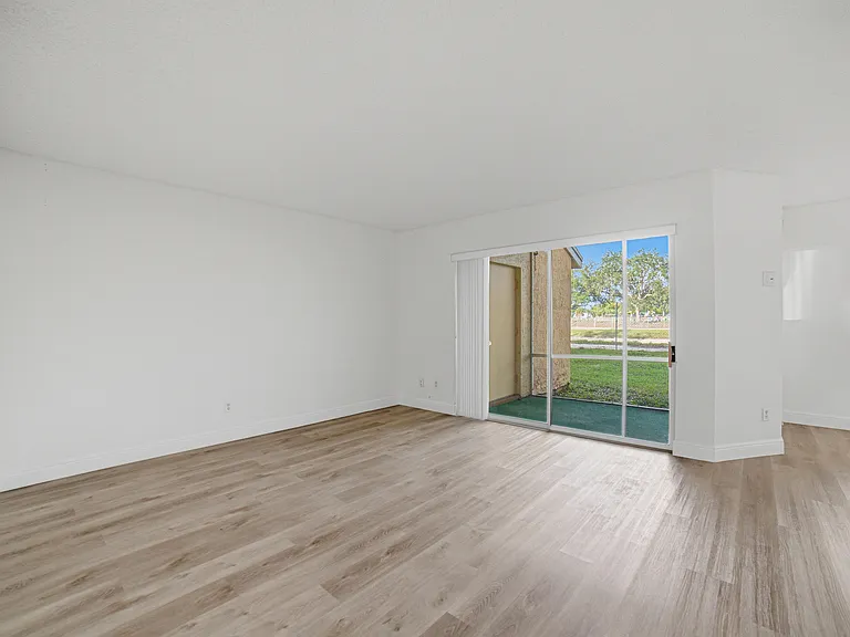 1041 Coral Club Dr #1041 — Photo 6