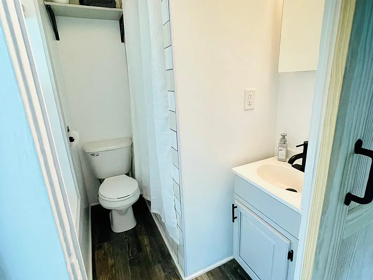 Bathroom (1/1)