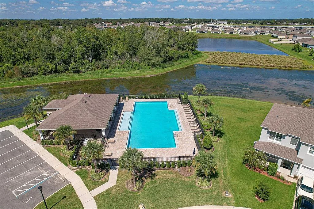5 bed, 3.0 bath, 2696 sqft, $2,700 — Photo 2