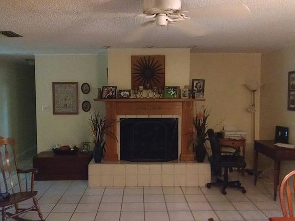 Family room/dining room w/FP