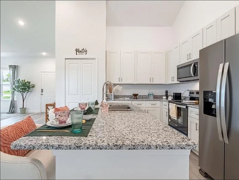 4 bed, 1660 sqft, $2,099 — Photo 2