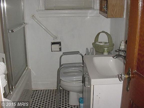 5th image of 6736 Danville Ave