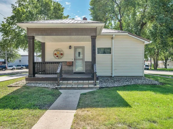 809 15th St, Spirit Lake, IA 51360