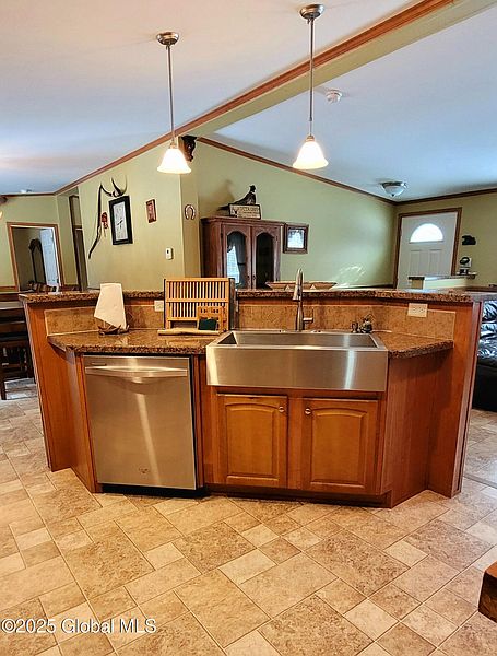 4th image of 81 Wachter Boulevard