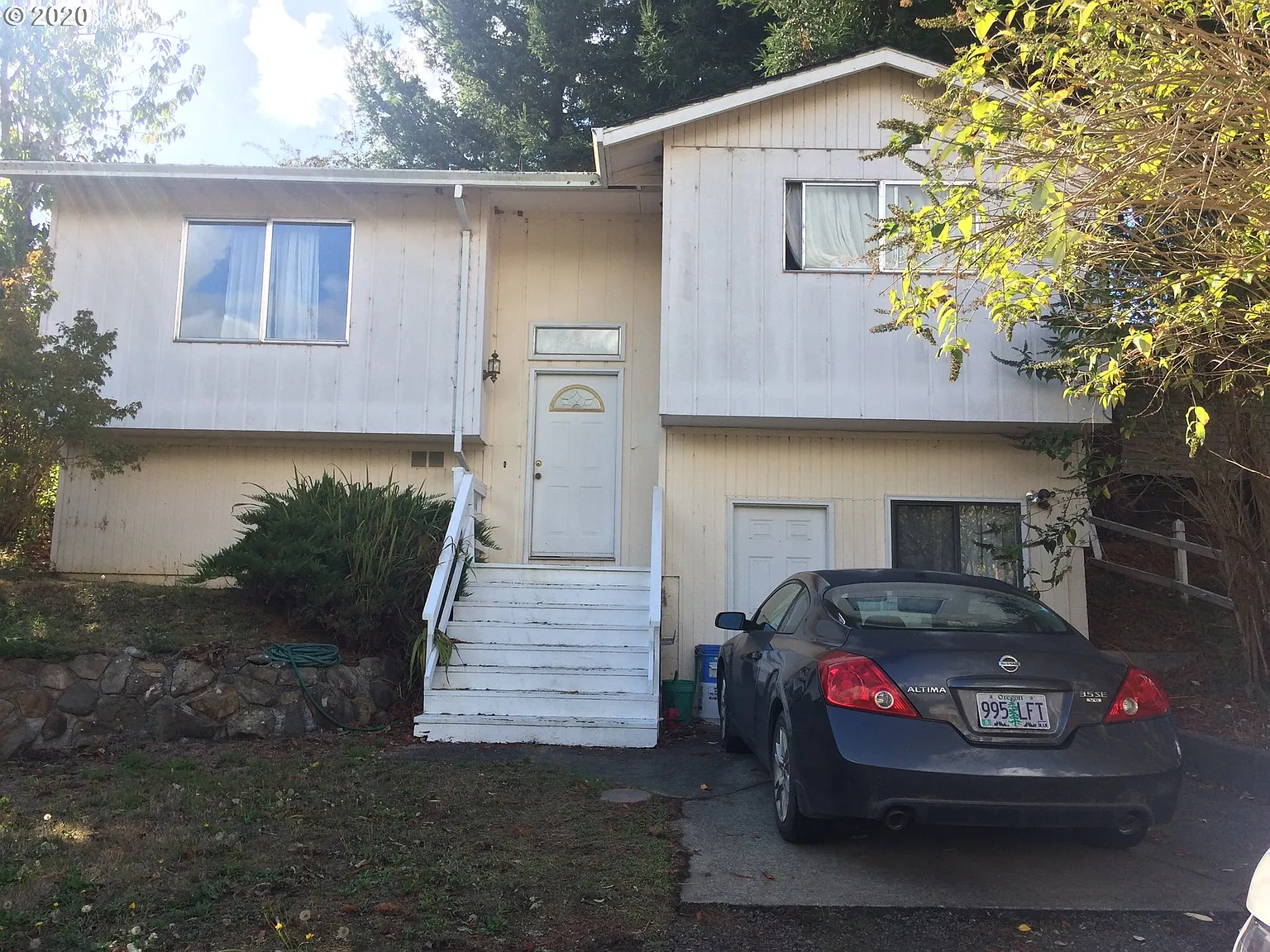 577 N Dean St photo 1