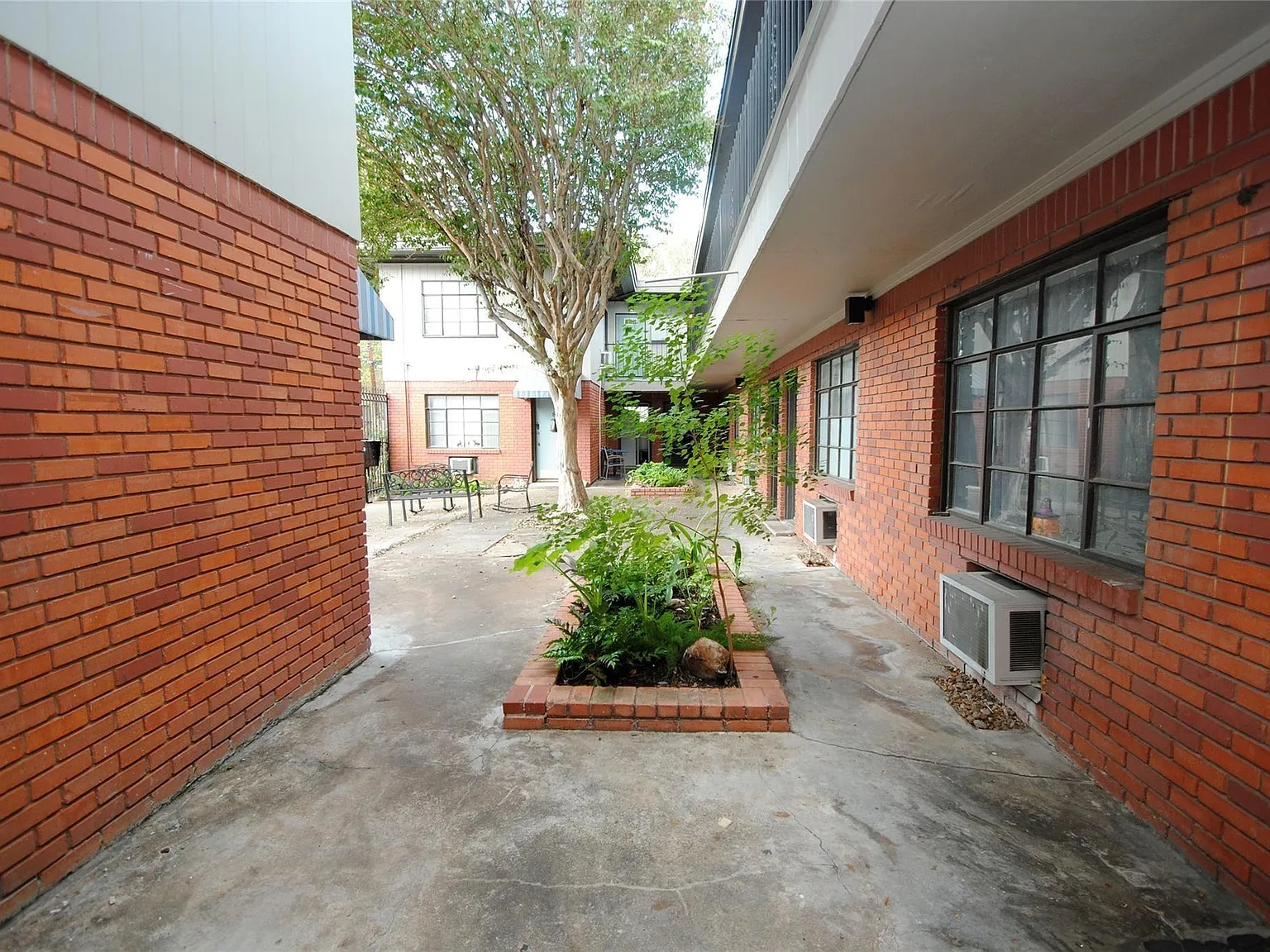 1 bed, 1.0 bath, 650 sqft, $950 — Photo 3