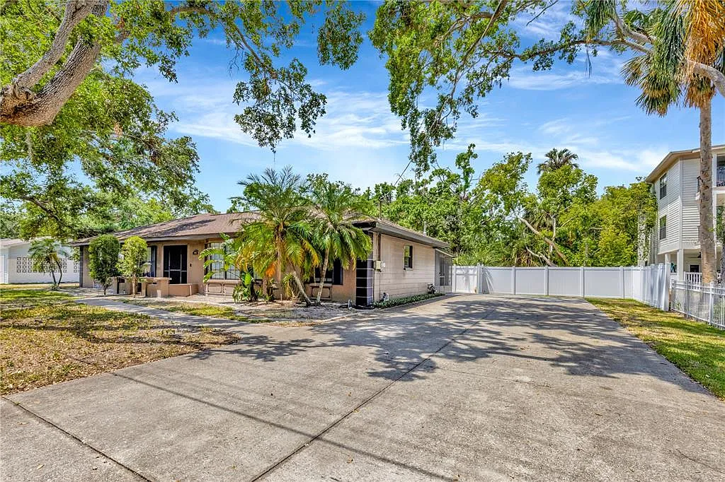 3 bed, 2.0 bath, 2200 sqft, $5,800 — Photo 2