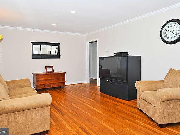 4th image of 10232 Stratford Ave