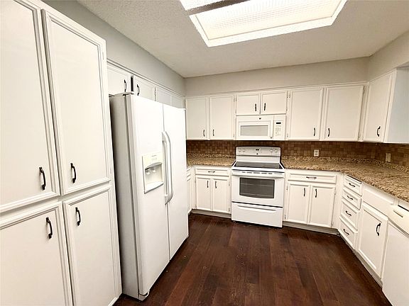 4th image of 2810 Stewart Dr