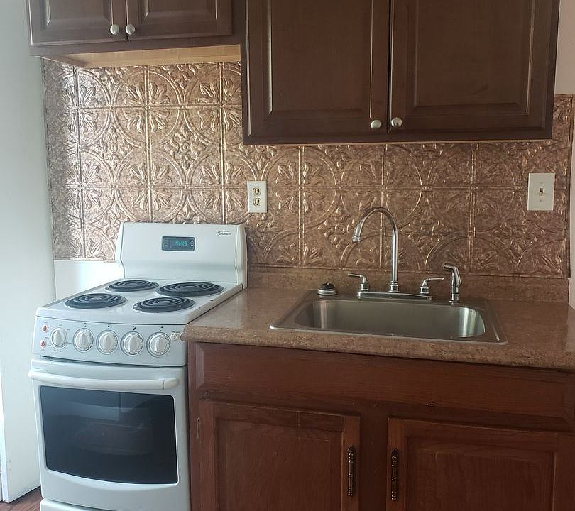 1st image of 909 W Adams St APT 3