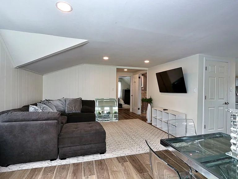 128 Mount Pleasant Ave — Photo 3