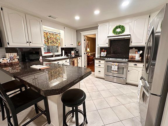 5th image of 705 Stinnett Dr