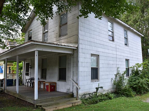 2nd image of 982 Grove St APT 3