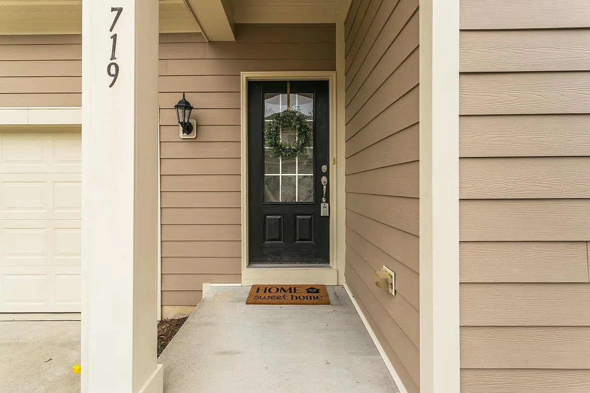 4 bed, 3.5 bath, 2581 sqft, $2,395 — Photo 1