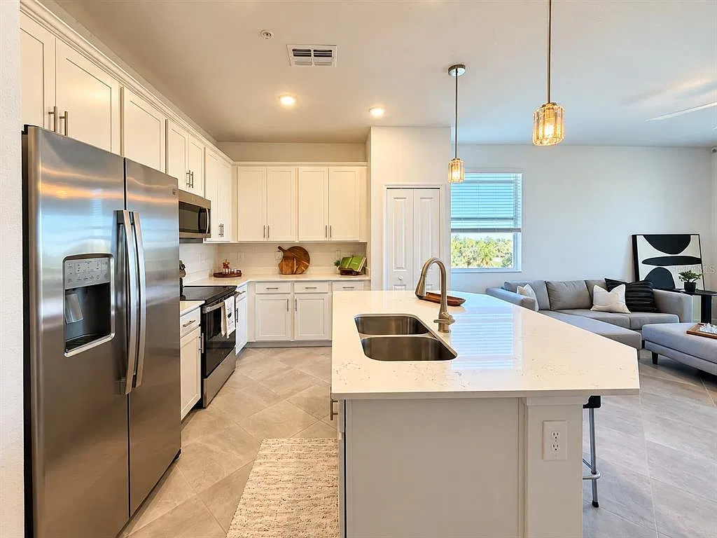 3 bed, 2.0 bath, 1301 sqft, $5,500 — Photo 4