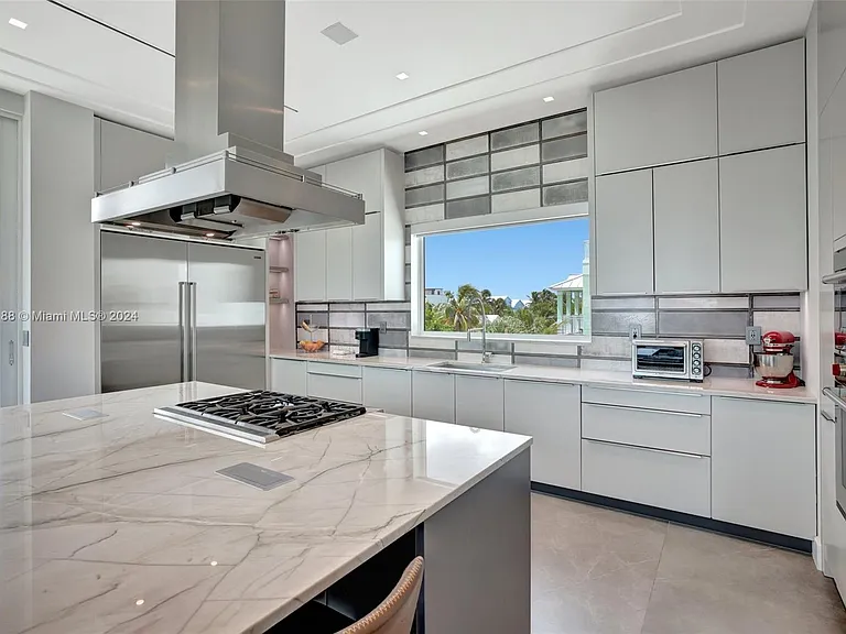 305 Oak St — Photo 46