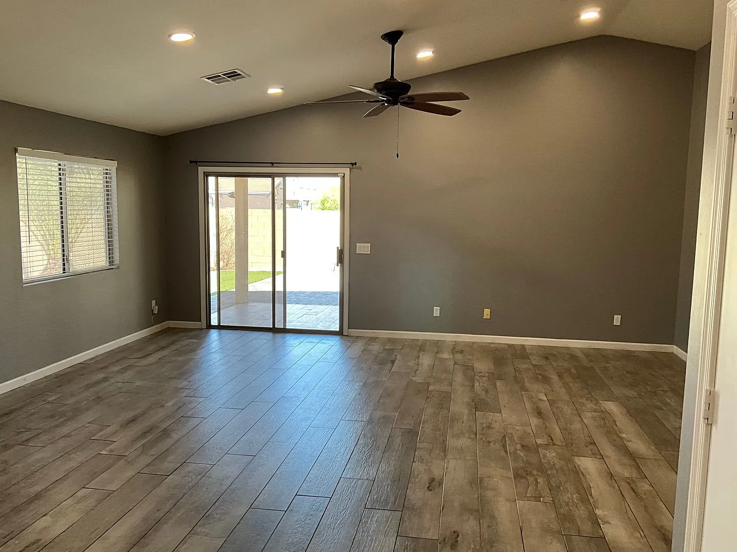 Corner home with 3 bedroom 2 bath — Photo 3