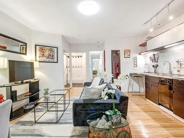 264 W 73rd St #GARDEN — Photo 3