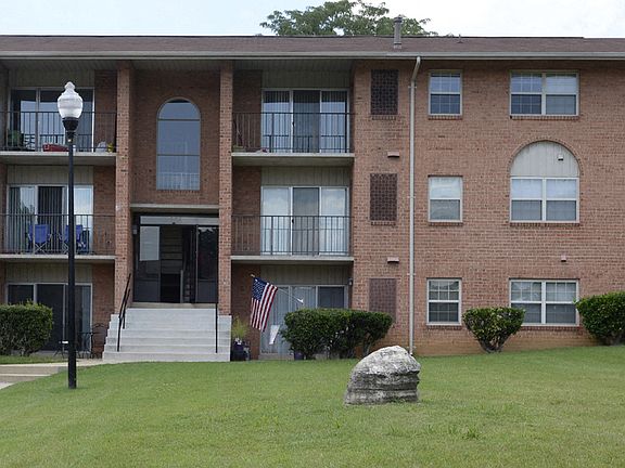 Seminary Roundtop Apartments front exterior