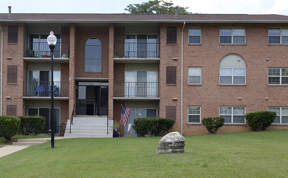 Seminary Roundtop Apartments front exterior
