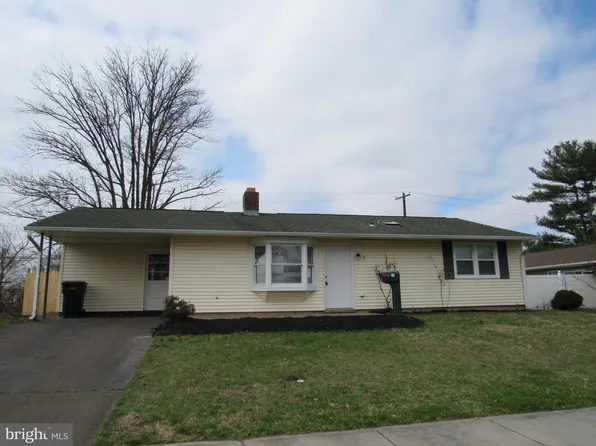 27 Lakeside Dr, Levittown, PA 19054