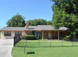 102 Aztec Cir, Comanche, TX 76442