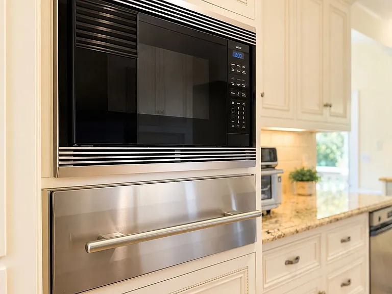 Bayview Ave — Photo 20
