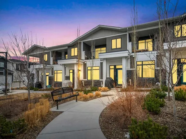 210 W Crestbrook Cmn SW, Calgary, AB T3B 6L1
