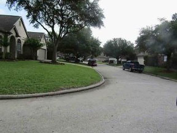 Exterior Neighborhood (street photo)