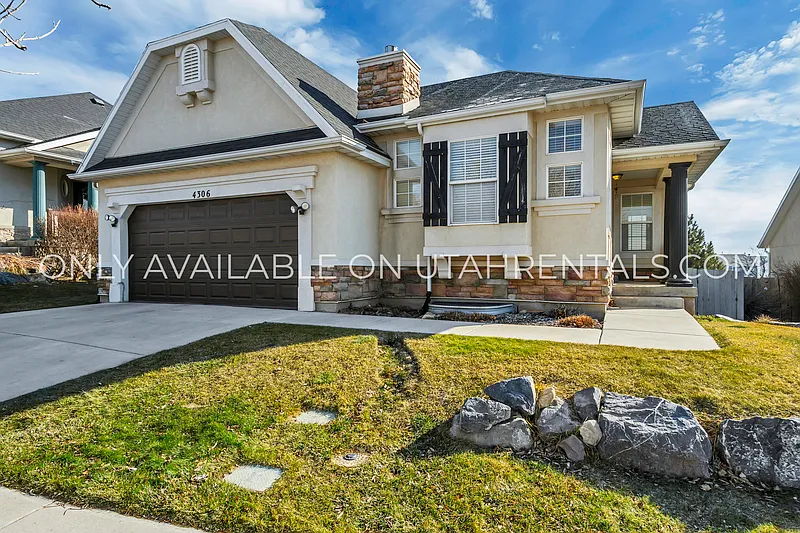 5 bed, 3.0 bath, 2474 sqft, $2,800 — Photo 1