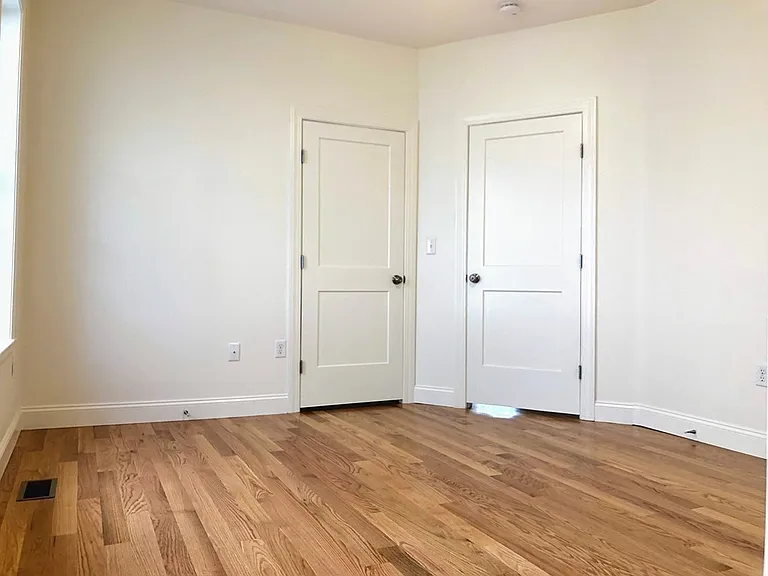 Bedroom 2 (w/ensuite bathroom)