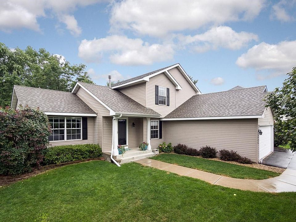 Situated on a premium lot in Dufferin Park overlooking the pond.  Wonderful views in all seasons!