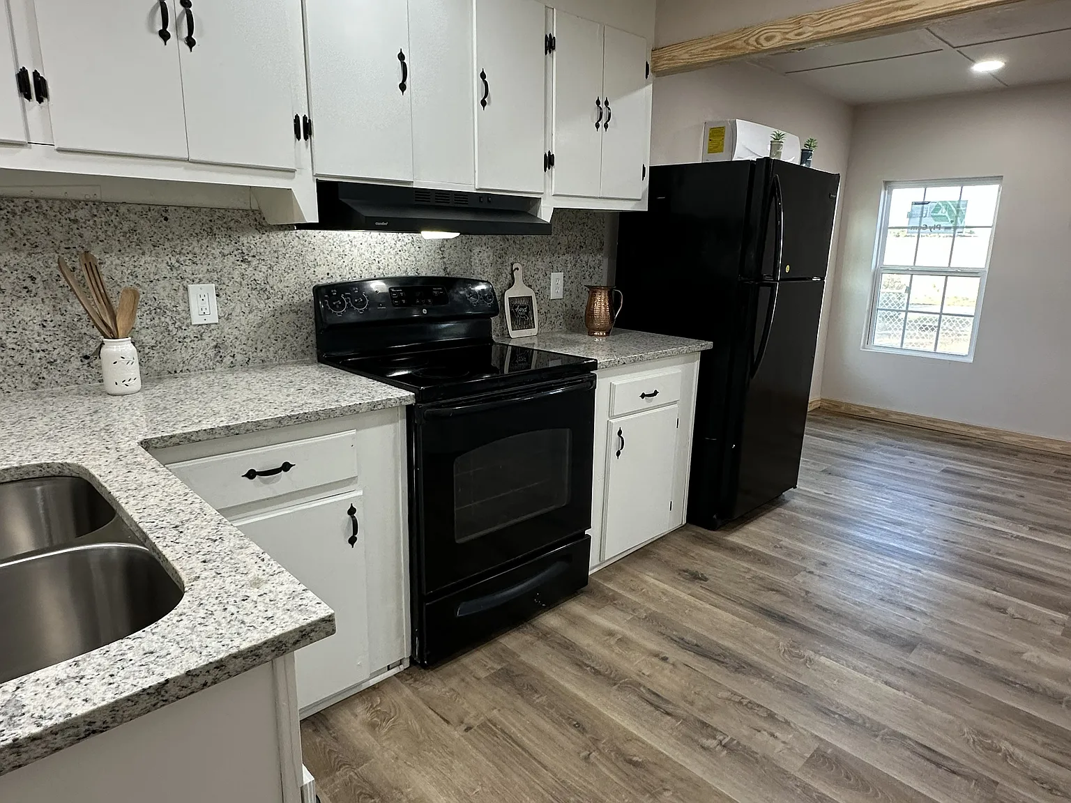 3 bed, 1024 sqft, $1,656 — Photo 2