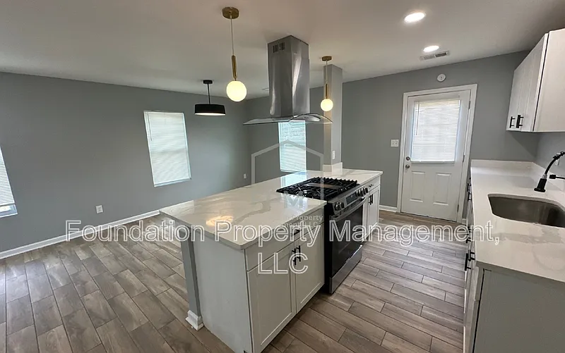 4 bed, 2.0 bath, 1600 sqft, $1,600 — Photo 4